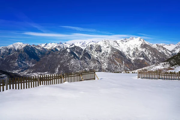 Cerler Snö Trästaket Pyrenéerna Huesca Spanien — Stockfoto