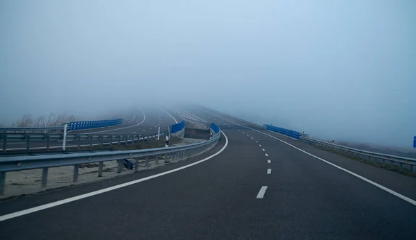 Carretera Brumosa Con Niebla Horizonte Baja Visibilidad —  Fotos de Stock