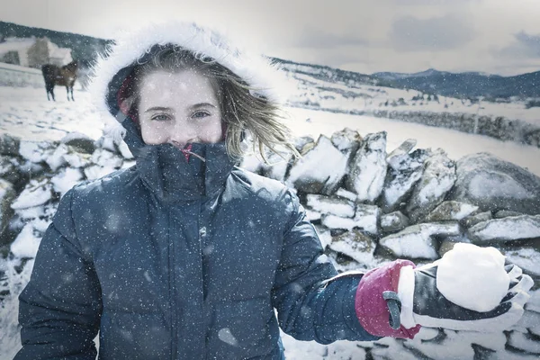 Menina Loira Brincando Com Bola Neve Inverno — Fotografia de Stock