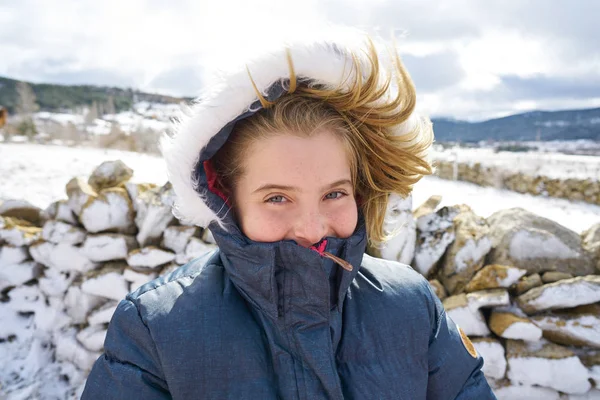 Menina Loira Brincando Com Bola Neve Inverno — Fotografia de Stock