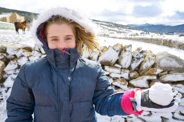 Blondes Mädchen Spielt Winter Mit Schneeball — Stockfoto