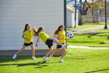 Arkadaş kızlar gençler futbol maç bir parkta çim çimen