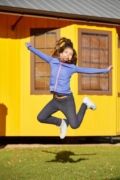 Tonåring Flickor Park Junping Och Att Roligt Utomhus Solig Dag — Stockfoto