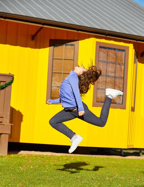 Tiener Meisjes Het Park Junping Plezier Buiten Zonnige Dag — Stockfoto