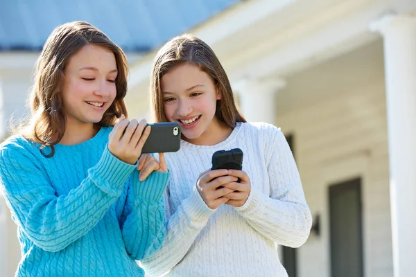 Kardeş Ikizler Teknoloji Mobil Smartphone Ile Eğleniyor — Stok fotoğraf