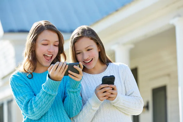Сестры Близнецы Веселятся Технологией Мобильного Смартфона — стоковое фото