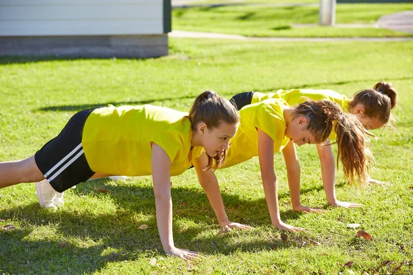 Arkadaş Kızlar Gençler Şınav Egzersiz Abs Park Çim Çimen Yukarı — Stok fotoğraf