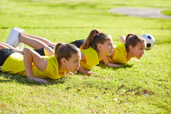 Arkadaş kızlar gençler şınav egzersiz Abs park çim çimen yukarı itmek