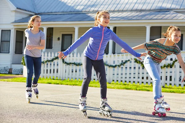 Teen Ragazze Gruppo Pattinaggio Rotolamento Strada All Aperto — Foto Stock