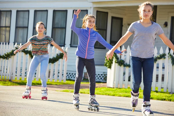 Teen Ragazze Gruppo Pattinaggio Rotolamento Strada All Aperto — Foto Stock