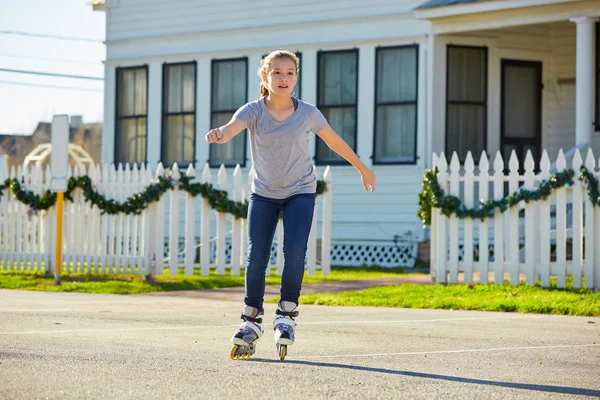 Chica Adolescente Patinaje Calle Aire Libre —  Fotos de Stock