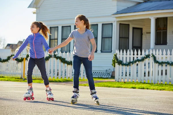 Chicas Adolescentes Grupo Patinaje Sobre Ruedas Calle Aire Libre —  Fotos de Stock