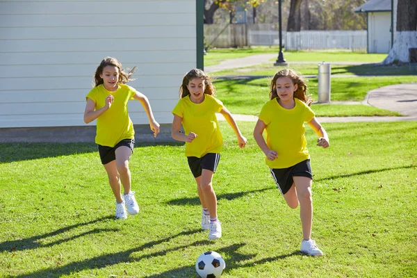 Amigo Meninas Adolescentes Jogando Futebol Parque Relva Grama — Fotografia de Stock