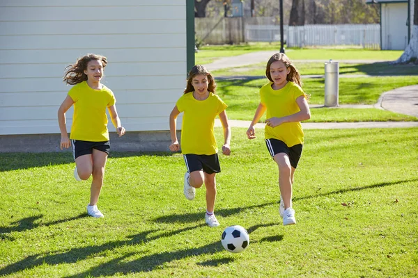 Amigo Meninas Adolescentes Jogando Futebol Parque Relva Grama — Fotografia de Stock