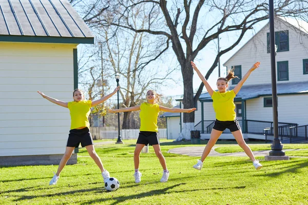 Teen Dívky Skupiny Cvičení Cvičení Jumnping Parku — Stock fotografie