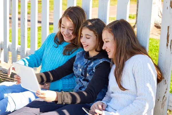 Φίλοι Αδελφή Κορίτσια Διασκεδάζουν Τεχνολογία Κινητών Και Tablet — Φωτογραφία Αρχείου