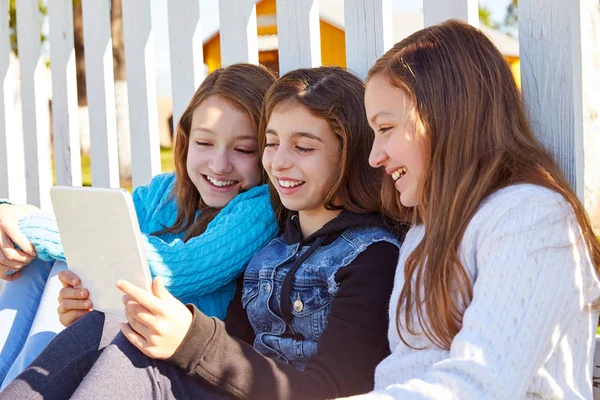 Zuster Meisjes Vrienden Hebben Plezier Met Technologie Mobiel Tablet — Stockfoto