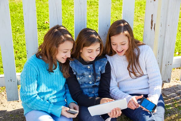 Sister Girls Friends Having Fun Technology Mobile Tablet — Stock Photo, Image