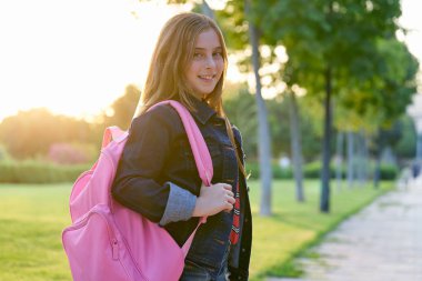 Sarışın çocuk öğrenci kız parkta sırt çantası ile