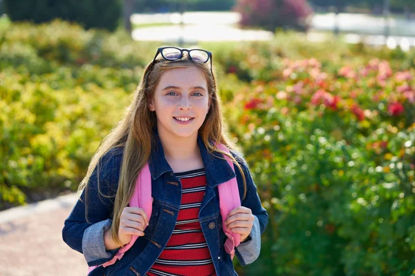 Ragazza Bionda Studentessa Con Zaino Nel Parco Torna Scuola — Foto Stock