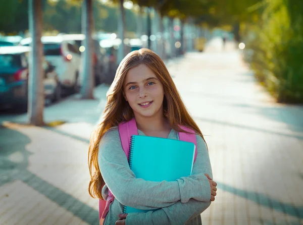 Blont Barn Student Tjej Med Anteckningsboken Och Ryggsäck Staden Tillbaka — Stockfoto