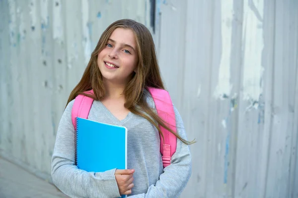 ノートブックと都市のバックパックが付いている学校に戻って金髪子供学生の女の子 — ストック写真