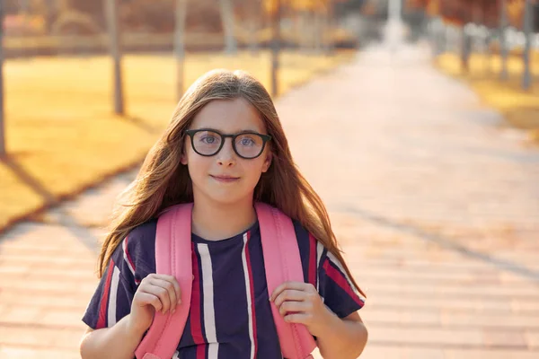 Ragazza Bionda Studentessa Con Occhiali Zaino Nel Parco Torna Scuola — Foto Stock