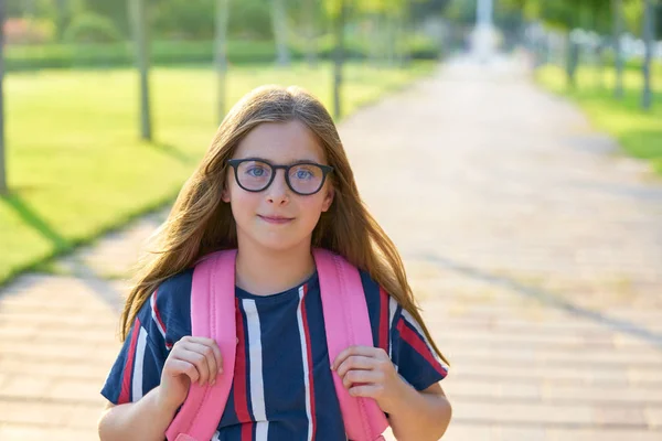 Menina Estudante Criança Loira Com Óculos Mochila Parque Volta Escola — Fotografia de Stock