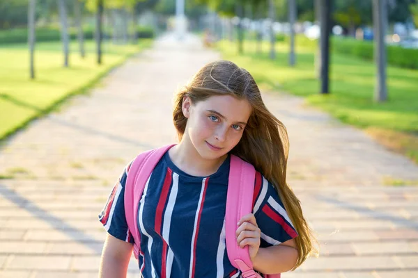 学校に戻って公園でバックパックと金髪の子供学生の女の子 — ストック写真