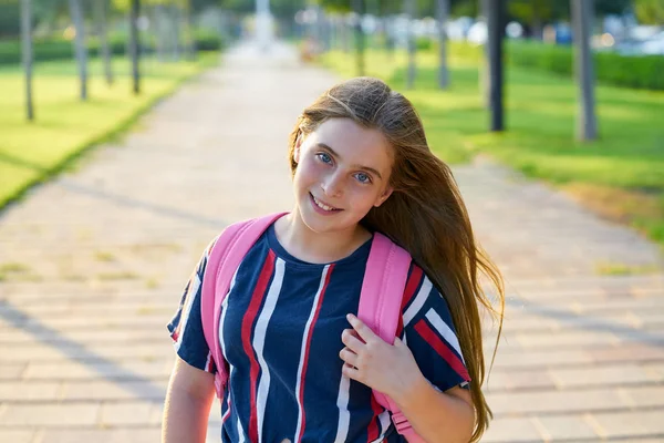 Blont Barn Student Tjej Med Ryggsäck Parken Tillbaka Till Skolan — Stockfoto