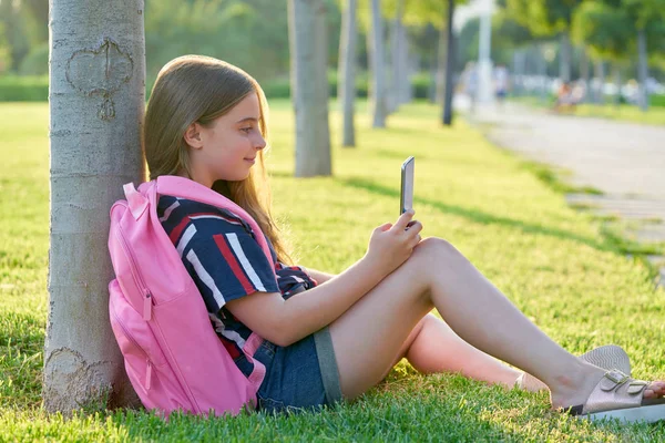 Blond Studentka Dzieciak Smartphone Parku Powrót Szkoły Siedzieć Trawie — Zdjęcie stockowe