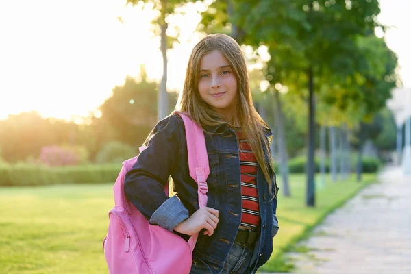 Blont Barn Student Tjej Med Ryggsäck Parken — Stockfoto