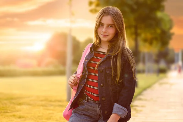 公園でのバックパックと金髪の子供学生の女の子 — ストック写真