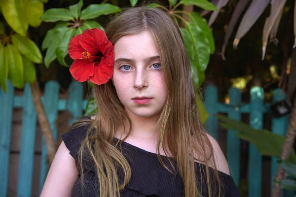 Ritratto Bambina Bionda Con Fiore Rosso Capelli Giardino — Foto Stock