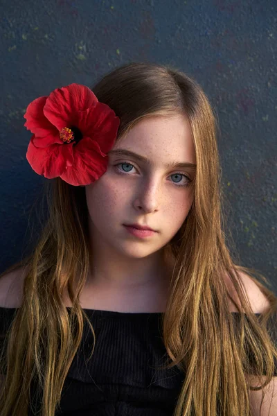 Blond Kid Girl Portrait Hibiscus Red Flower Hair — Stock Photo, Image