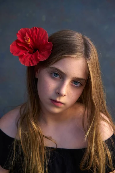 Blond Liten Flicka Porträtt Med Hibiscus Röd Blomma Hår — Stockfoto