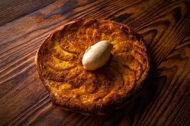 Elma tatin pasta pasta puf böreği tatlı ve dondurma üstüne