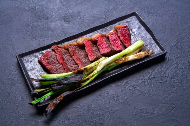 Sığır eti ızgara taze sarımsak siyah ile oyulmuş