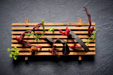 Codium yosun salata modern mutfağı ile renkli alg ve deniz rezene