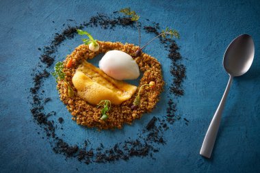 Yumurta düşük sıcaklık köpük ve yuvarlak bir bahçe olarak gevrek ile yılan balığı tarifi