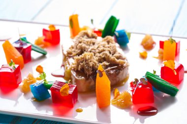 Kaz dilim ile rendelenmiş beyaz trüf ve renkli jöle dekorasyon