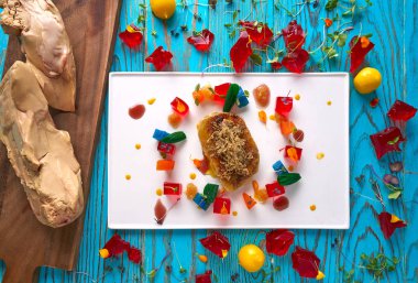 Kaz dilim ile rendelenmiş beyaz trüf ve renkli jöle dekorasyon