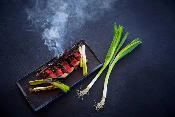 Carne Manzo Intagliata Con Aglio Fresco Alla Griglia Nero Affumicato — Foto Stock