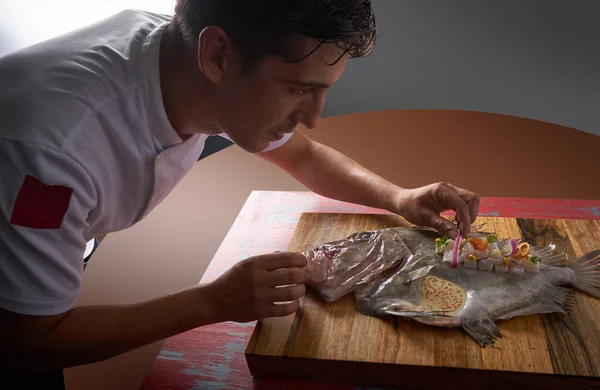 Chef Preparando Ceviche Pescado Sobre Tabla Madera —  Fotos de Stock