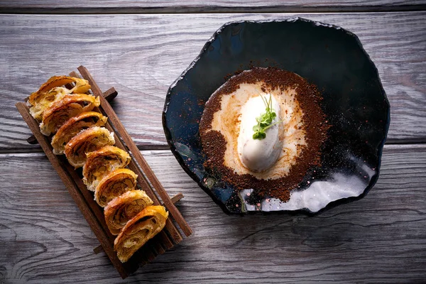 Postre Helado Con Leche Café Tazón Negro — Foto de Stock