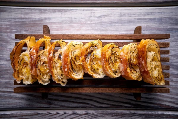 Bir Satır Fartons Akdeniz Izgara Pasta Dilimlenmiş — Stok fotoğraf
