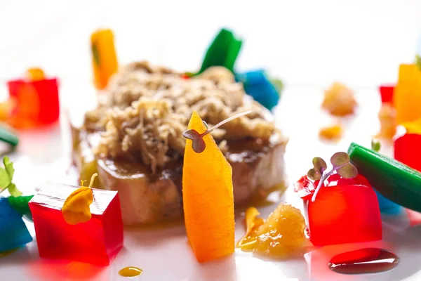 Foie Skiva Med Riven Vit Tryffel Och Färgglada Jelly Dekoration — Stockfoto