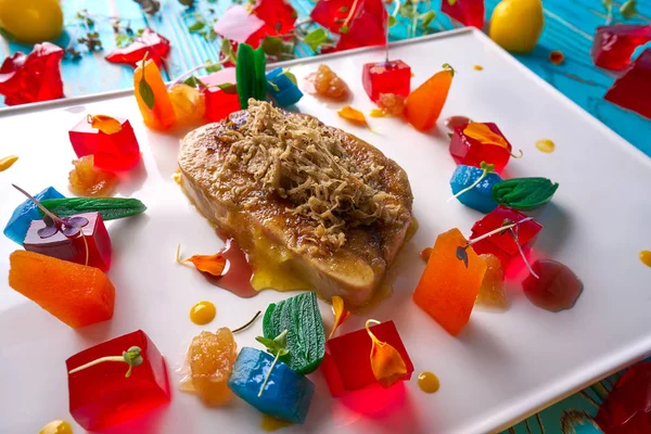 Kaz dilim ile rendelenmiş beyaz trüf ve renkli jöle dekorasyon