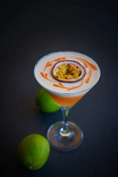 Mango Cocktail Met Citroen Passievrucht Maracuya — Stockfoto