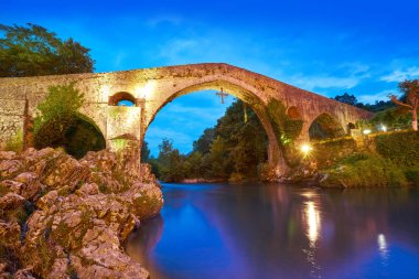 Cangas de gidebildiğimiz Roma Köprüsü İspanya Asturias Sella Nehri üzerinde